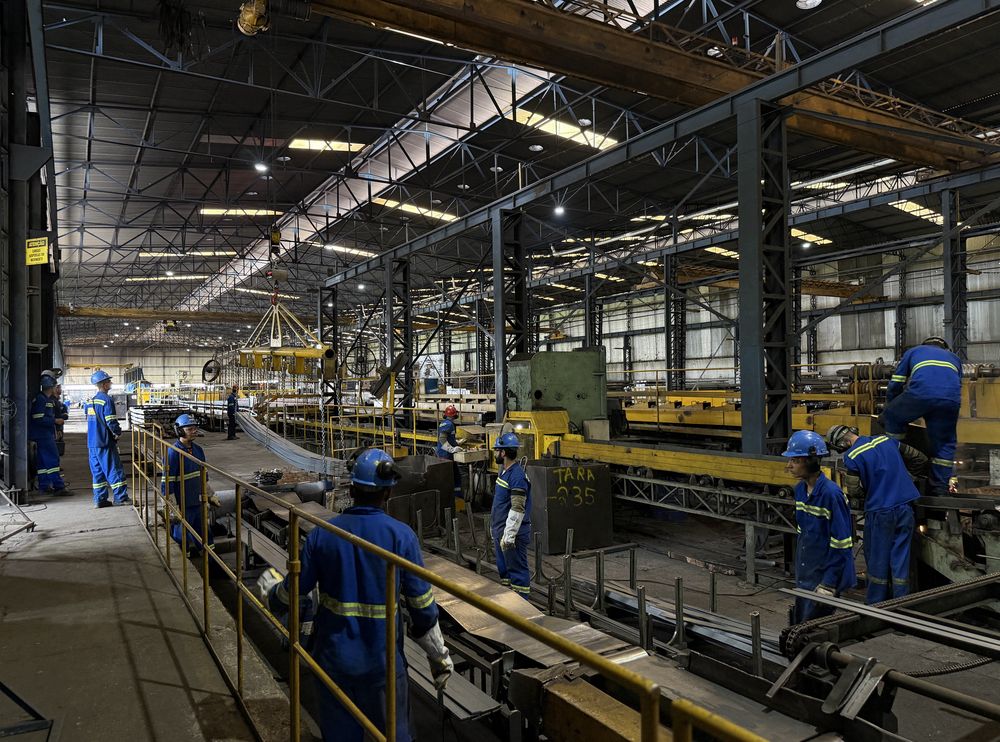 Equipe trabalhando na linha de laminação de um fabricante representado pela Metalvale